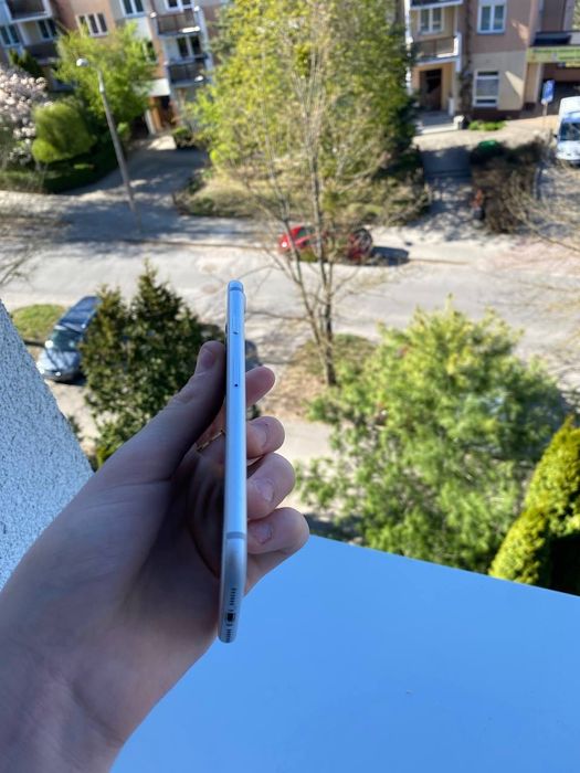 Selling an iPhone 7 in perfect condition except for a slightly cracked camera.