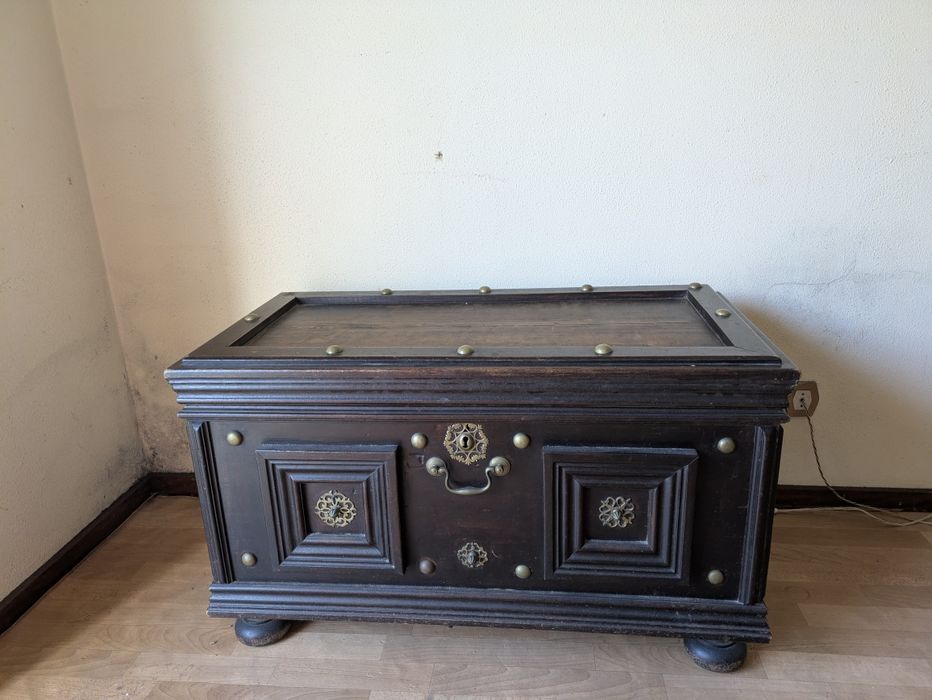 Baú de madeira maciça