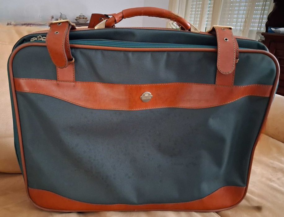 Vendo sacos de viagem, mala de viagem, baú e saco em pele genuína italiana, bem conservados!