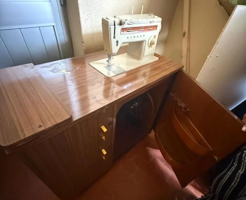 Máquina de costura Singer com móvel