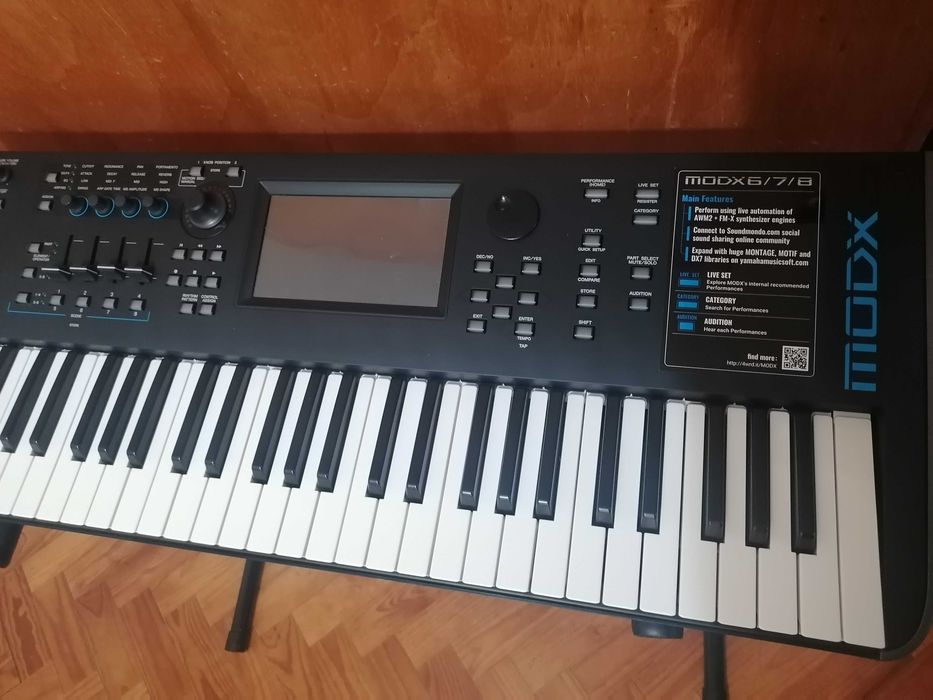 Sintetizador Yamaha MODX6 como novo