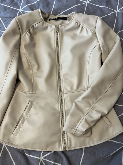 Молочна куртка zara , розмір s