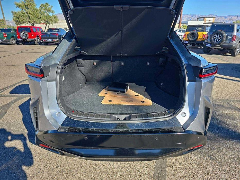 Lexus RZ 450e Luxury 2023 — перший електричний Lexus нового покоління