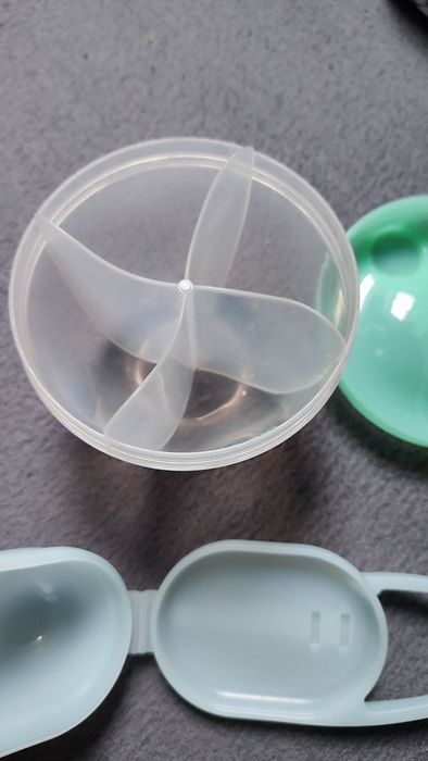 Pojemnik na smoczek oraz do mleka modyfikowanego