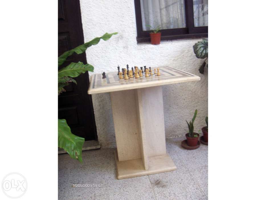 Mesa em pedra, com tabuleiro de jogo inserido