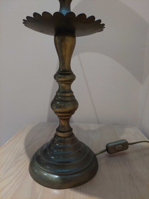 Candeeiro com abajur clássico