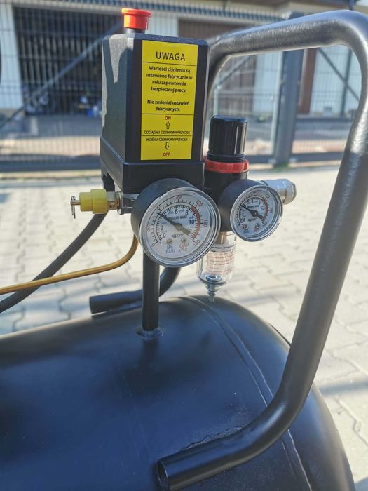 Kompresor olejowy sprężarka 150L NOWY powystawowy, 400v 4,2kW 3tłoki 670l/min CYKLON 2x separator