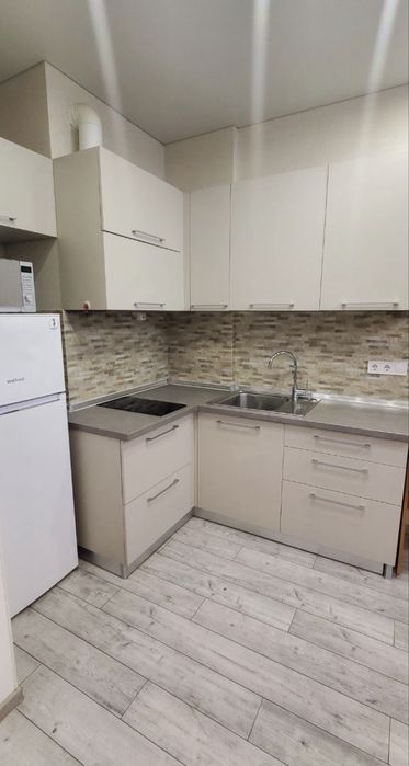 АРЕНДА квартиры в Кадоре на Литературной. Кухня студия + спальня