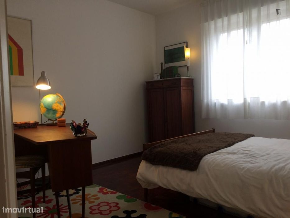 Quarto - localizado em Oeiras Lisbon