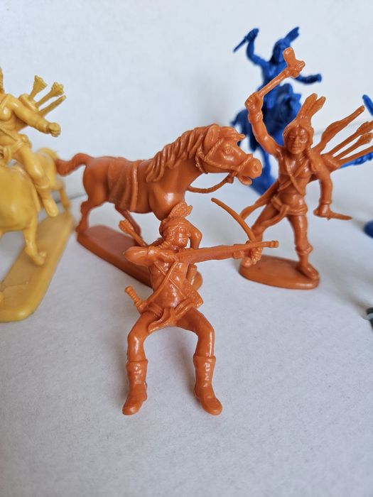10 Figuras de Plástico Índios Usados
