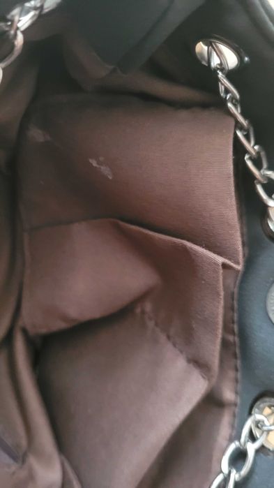 Czarna torebka z łańcuszkiem