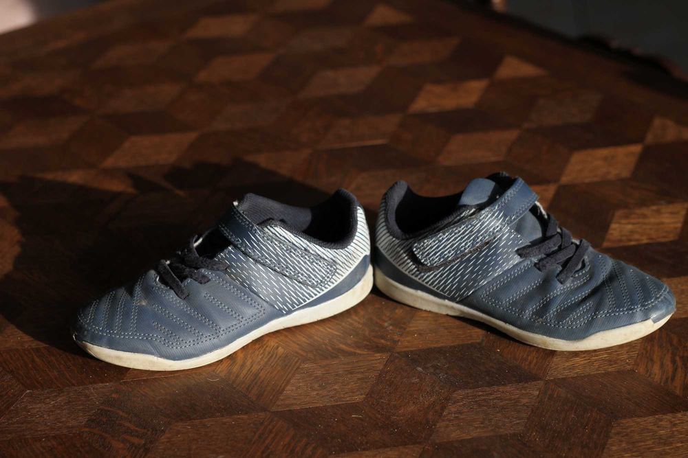 Lekkie piłkarskie granatowe buty Decathlon Imviso 30 dł. wkł. 19,5 cm