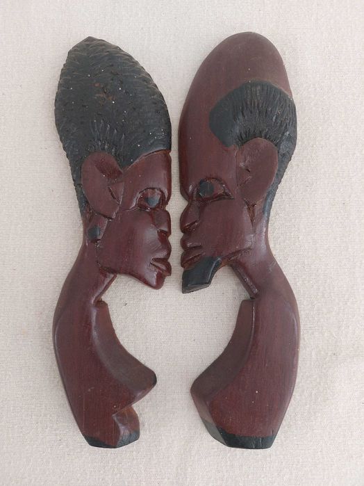 Bonecos africanos em mogno artesanais