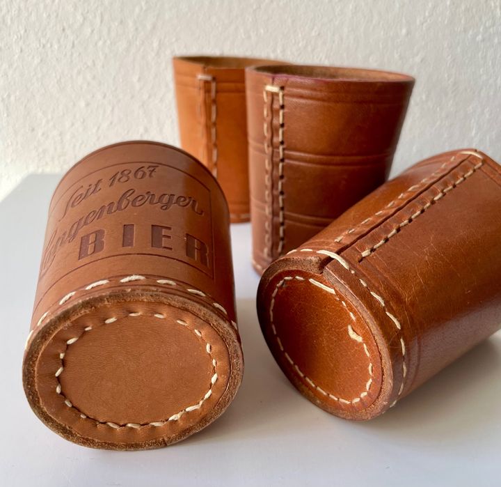 Стаканы для игры в кости .