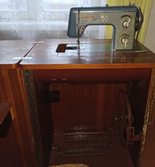 Продам швейную машинку Veritas со столом