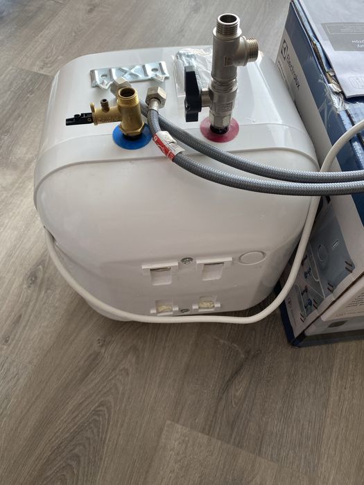 Бойлер електричний Electrolux EWH 15 Q-bic U