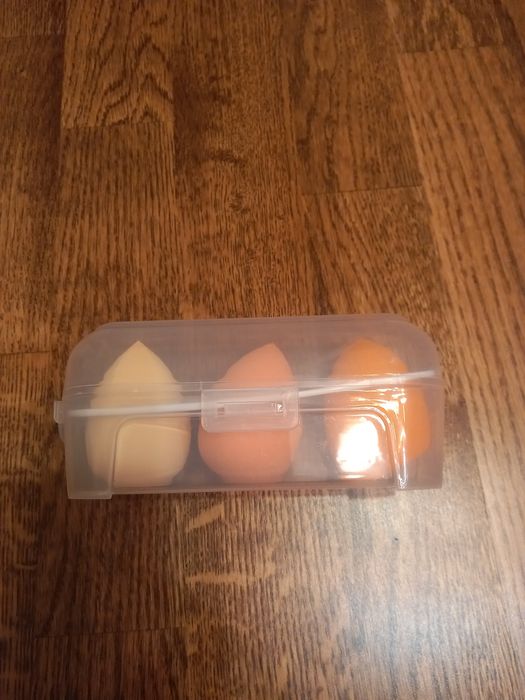 Спонжики для макіяжу.