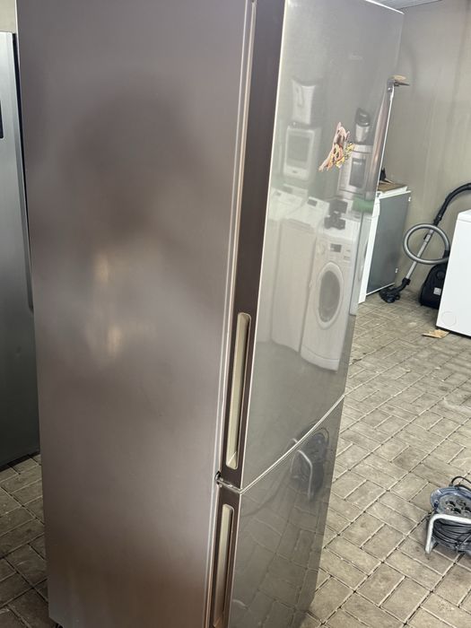 Lodówko Zamrażarkę firmy Hisense  model Kgnf324a++el  A++ 185 cm