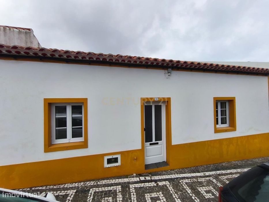 Moradia Renovada no Centro da Vila do Nordeste – Excelente Oportunidad