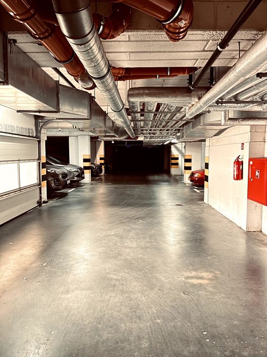 Do wynajęcia miejsce postojowe w hali garażowej  ul. Piękna 25F, 25 G