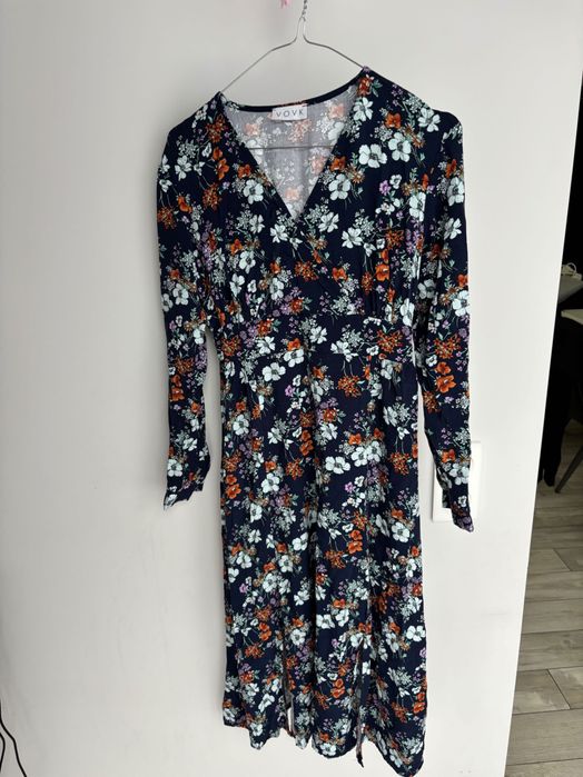 Плаття,довге,темно синє в квіти,є дві розпорки спереді