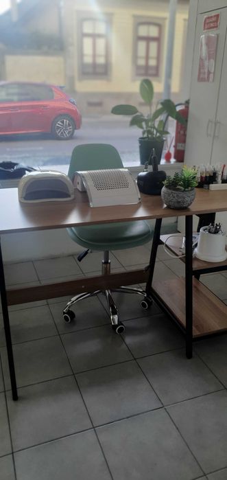 Aluga-se mesa para manicure tecnica em unha em gel.