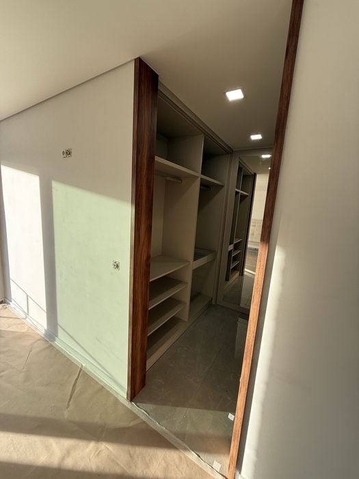 Closet  amplo com arrumacao