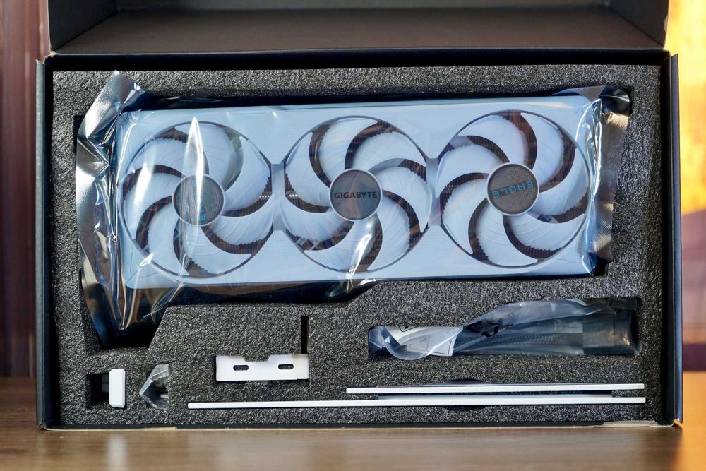 Видеокарта Gigabyte RTX 5070 Ti EAGLE OC ICE SFF 1 шт. NEW!
