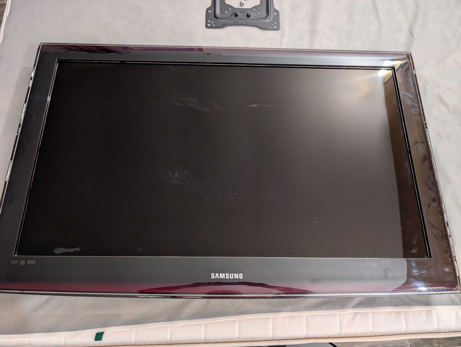 Vendo TV Samsung 40" usado com suporte novo em folha