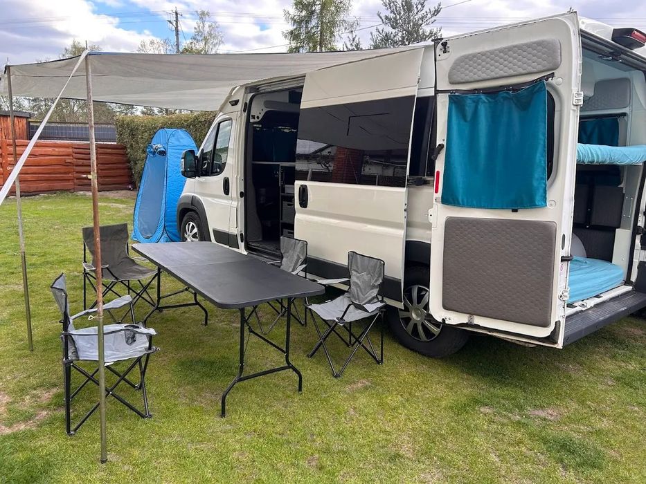 Peugeot BOXER  Kamper 4 os. 2 duże łóżka 2m/2m jadalnia w środku WC