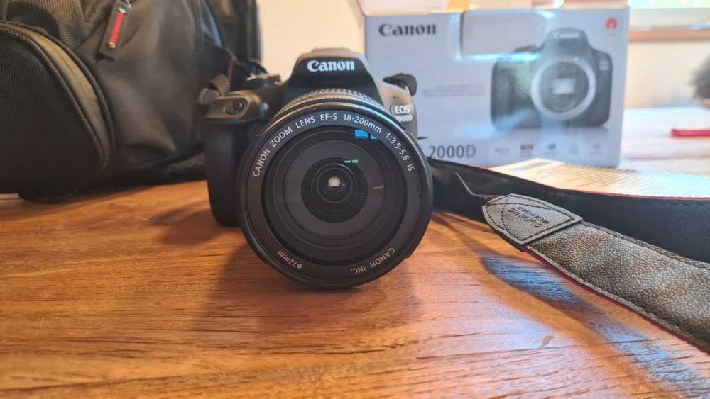 Canon EOS 2000D z obiektywem i torbą - nieużywany