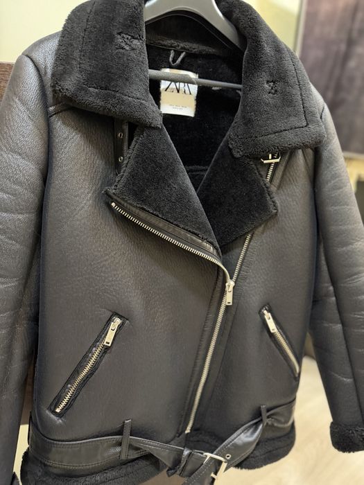 Дублёнка Zara чёрная.