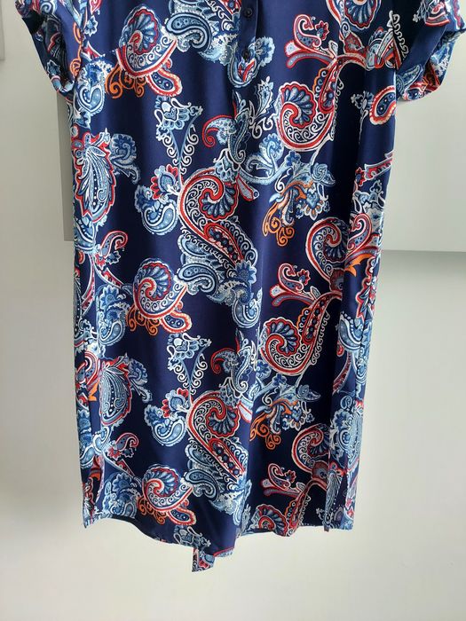 Lekka granatowa sukienka z paskiem Quiosque 42 (40) wzór paisley