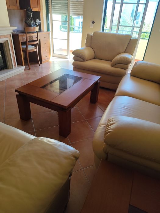 Uma mesa rectangular e duas pequenas mesas quadradas