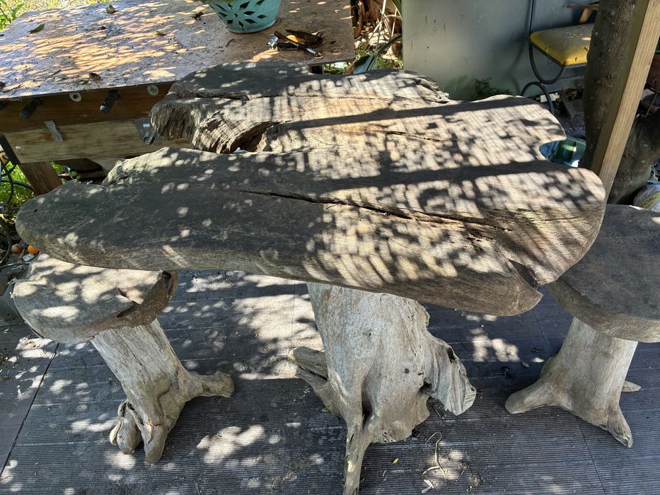 Conjunto rústico de jardim em madeira maciça (mesa + 2 bancos)