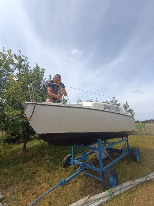 Łódź kabinową z wózkiem slipowym