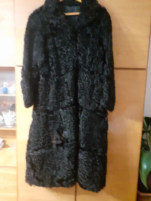 Срочно продам шубу из натурального меха- каракульча
