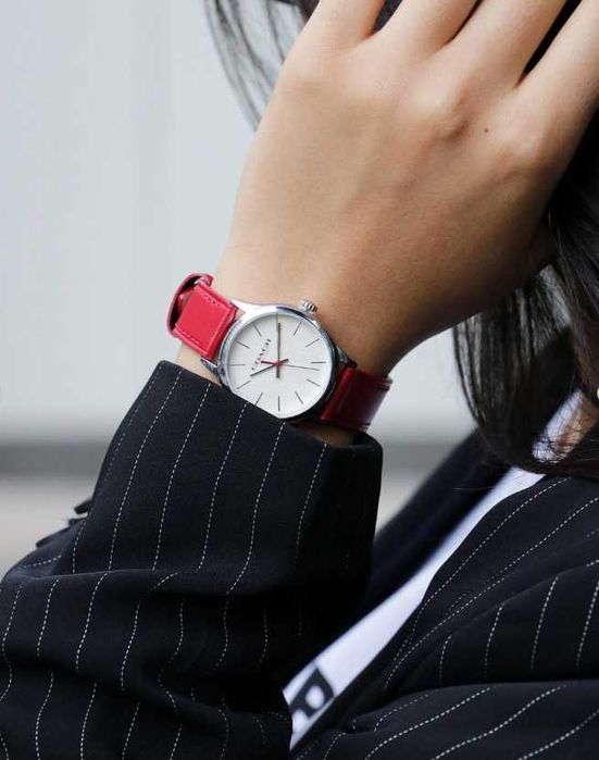 В наявності годинник Coach