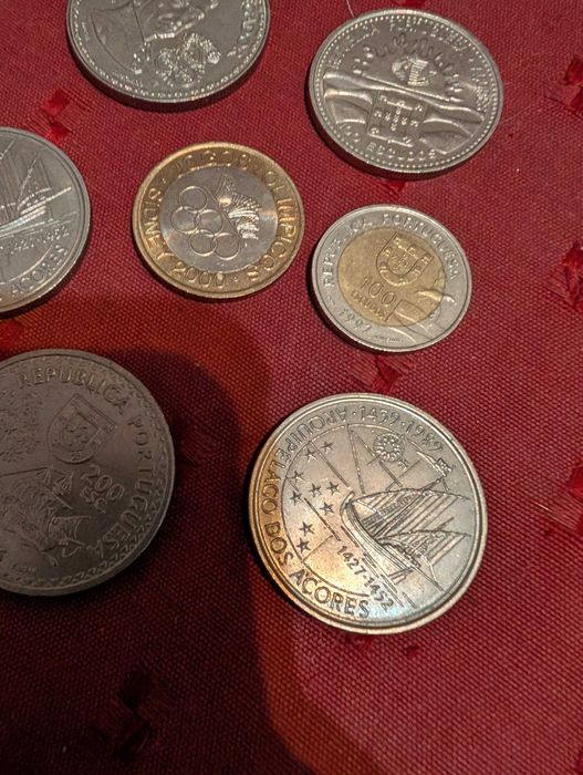 Sete moedas comerativas de 100 escudos e 200 escudos