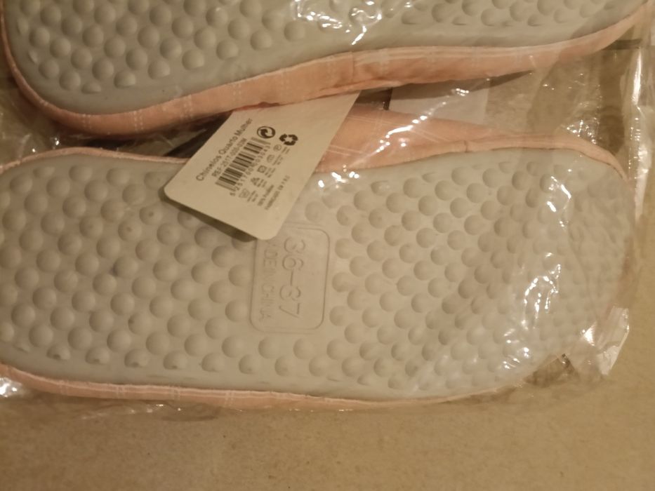 Chinelos novos embalados