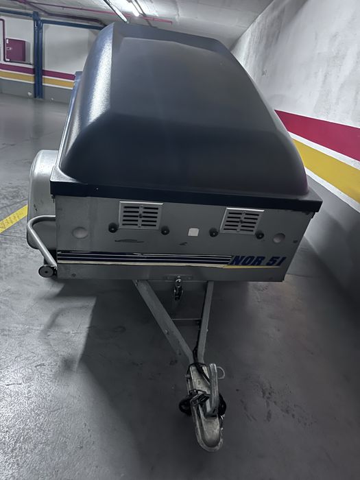 Reboque com cobertura especial e fechadura