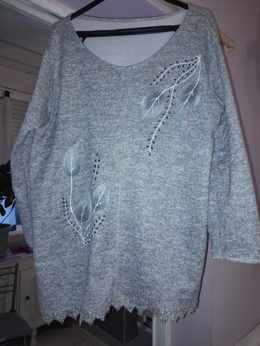 Linda túnica cinza claro com aplicações