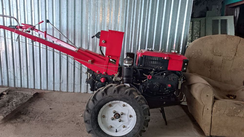 Продам мотоблок з фрезою і прицепом.