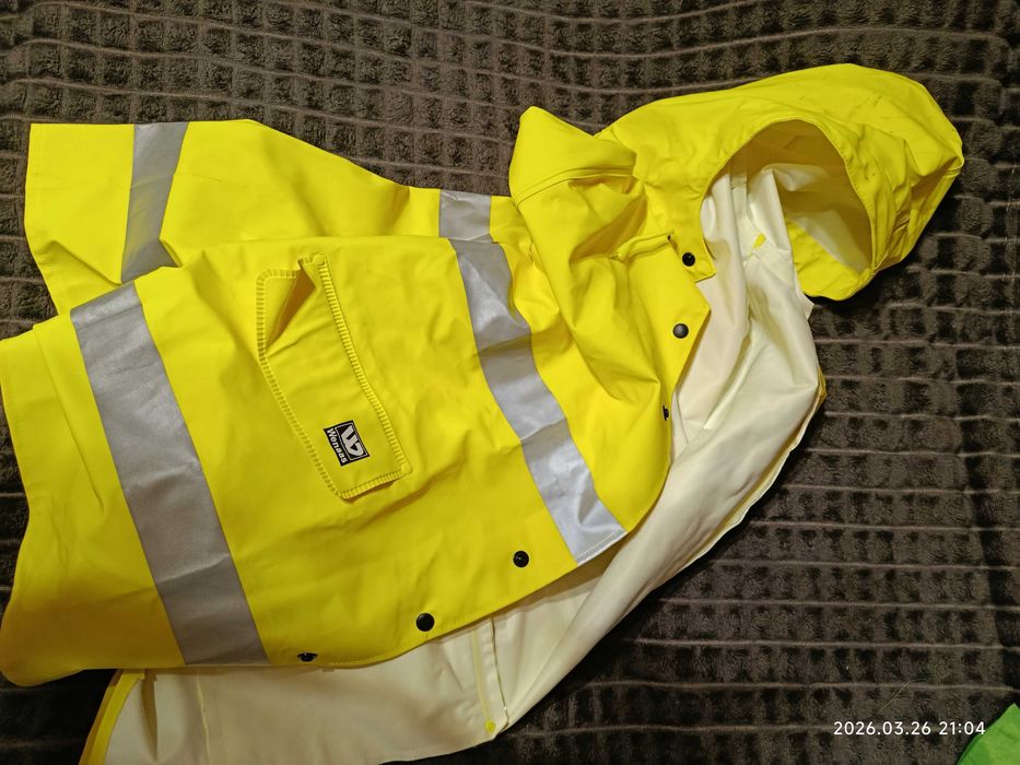 Куртка яскравого кольору