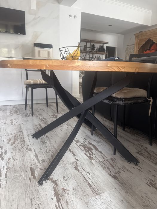 Mesa refeições jantar,  pés em ferro e tampo pinho redondo como nova,