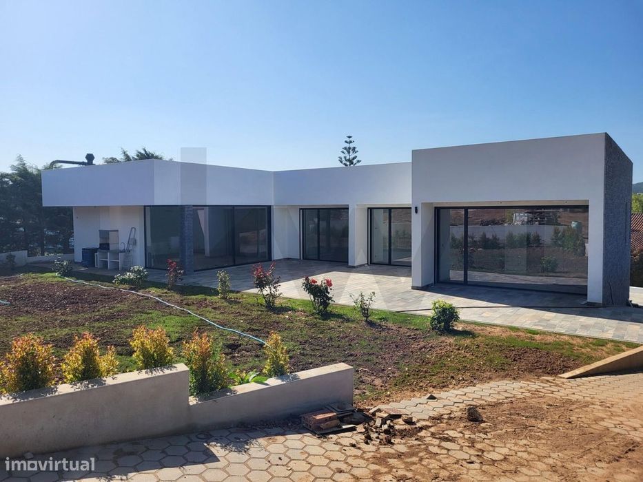 Single-Storey House with Excellent Finishes Located on a 7,300 m² Plot