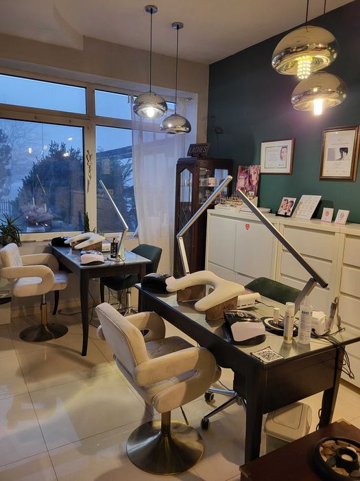 Wynajm stanowisko pracy /stylistka paznokci/inne