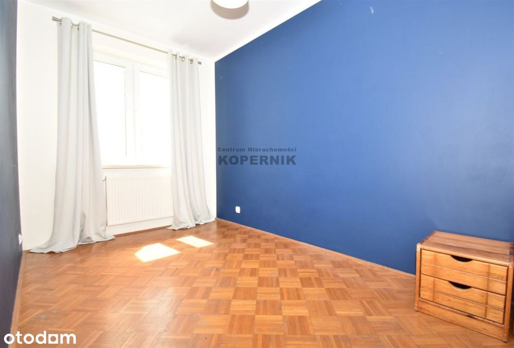 Dwa pokoje, cegła, duży balkon.