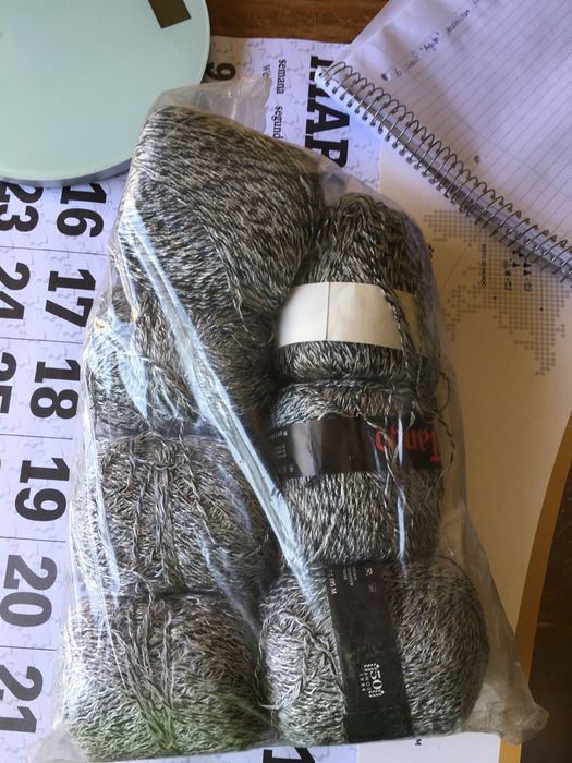 Novelos “Tango” preto, roxo, rosa e cinza, 50 gramas