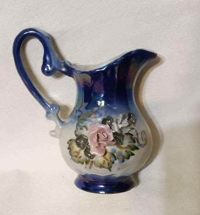 Кувшин с объемной лепниной